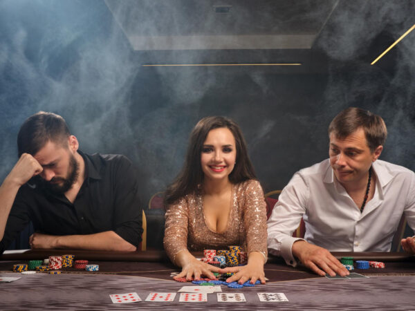 Poker oyununda bluff etməyin sirləri.