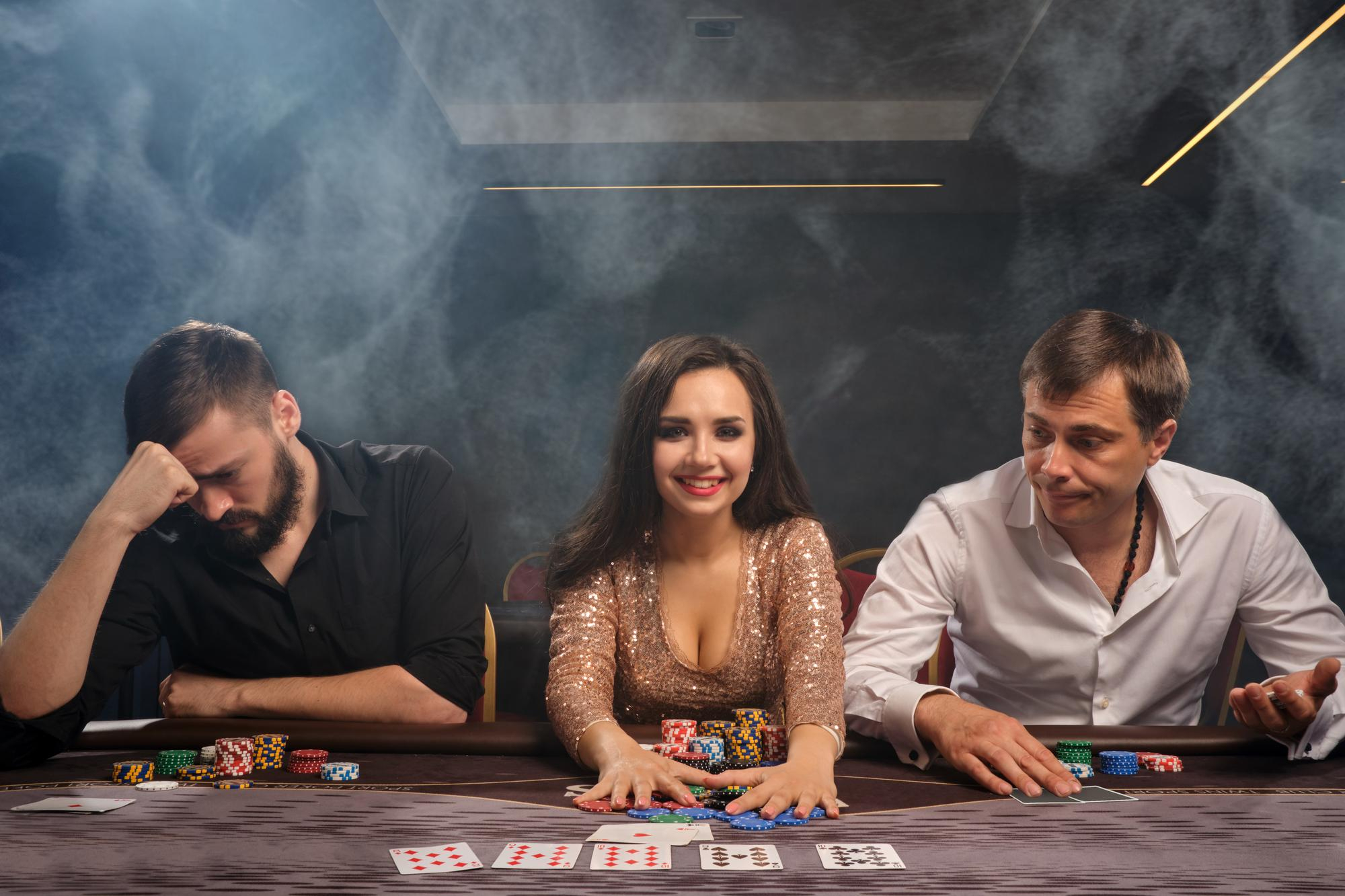 Poker oyununda bluff etməyin sirləri.